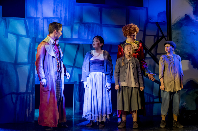 v.l.n.r.: Sebastian Smulders (Caractacus Potts), Kinderchor und Corinna De Pooter (Spielzeugmacher).
Foto: Dirk Rückschloß/Pixore Photography