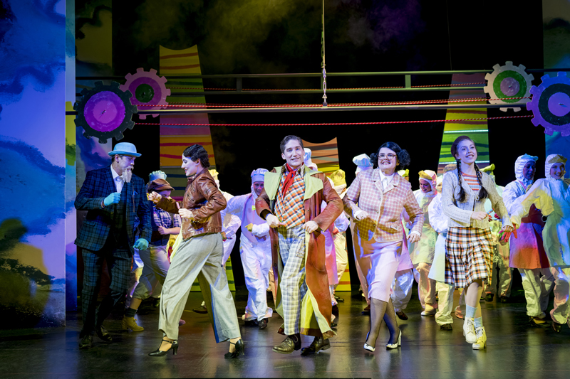 im Hintergrund: Chor des Eduard-von-Winterstein-Theaters.
v.l.n.r.: László Varga (Lord Scrumptious), Zsófia Szabó (Truly Scrumptious), Sebastian Smulders (Caractacus Potts), Bettina Grothkopf (Mrs. Philips) und Amélie Ritter (Jemima Potts).
Foto: Dirk Rückschloß/Pixore Photography