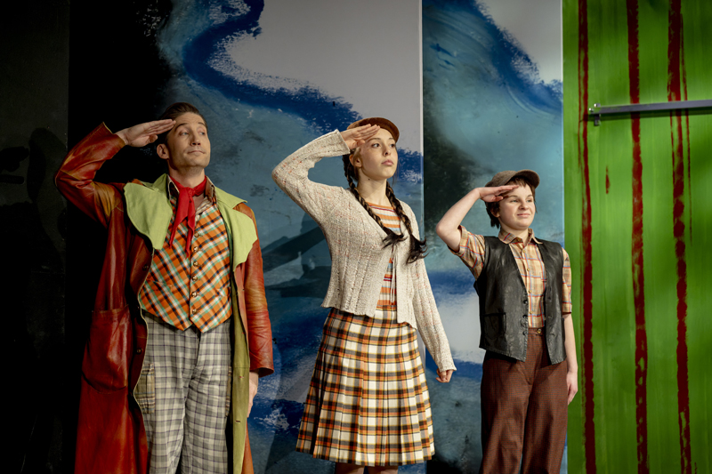 v.l.n.r.: Sebastian Smulders (Caractacus Potts), Amélie Ritter (Jemima Potts) und Amelie Hadlich (Jeremy Pots).

Foto: Dirk Rückschloß/Pixore Photography