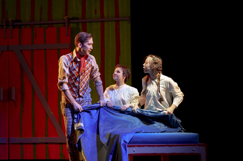 v.l.n.r.: Sebastian Smulders (Caractacus Potts), Amelie Hadlich (Jeremy Pots) und Amélie Ritter (Jemima Potts).

Foto: Dirk Rückschloß/Pixore Photography