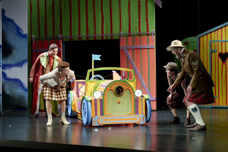 v.l.n.r.: Sebastian Smulders (Caractacus Potts), Amélie Ritter (Jemima Potts), Amelie Hadlich (Jeremy Pots) und Leander de Marel (Großvater Potts).

Foto: Dirk Rückschloß/Pixore Photography