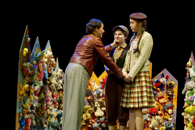 v.l.n.r.: Zsófia Szabó (Truly Scrumptious), Amelie Hadlich (Jeremy Pots) und Amélie Ritter (Jemima Potts).

Foto: Dirk Rückschloß/Pixore Photography