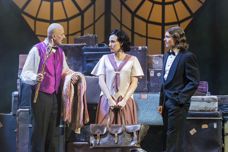 v.l.n.r.: KS Leander de Marel (Der Butler), Zsófia Szabó (Cecily) und Richard Glöckner (Algernon).<br />Foto: Dirk Rückschloß/Pixore Photography
