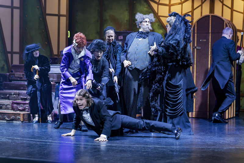 im Hintergrund: Opernchor des Eduard-von-Winterstein-Theaters.<br />im Vordergrund: Gundula Natschinski (Lady Bracknell), Richard Glöckner (Algernon), <br />László Varga (Lord Ipswich) und Bettina Grothkopf (Lady Greenham).<br />Foto: Dirk Rückschloß/Pixore Photography