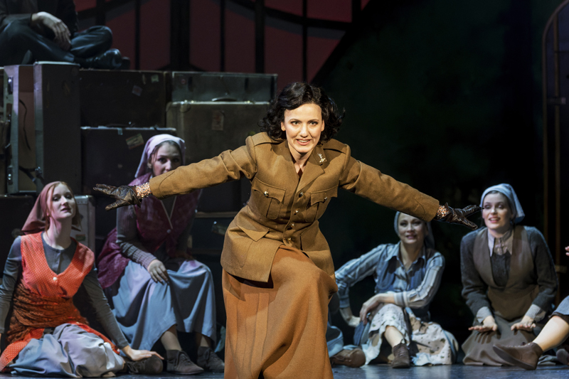 im Hintergrund: Tänzerinnen des Eduard-von-Winterstein-Theaters.<br />im Vordergrund: Zsófia Szabó (Cecily).<br />Foto: Dirk Rückschloß/Pixore Photography