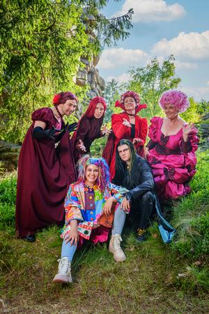 Im Hintergrund: Marvin George (Kräuterhexe), Maria Rüssel (Knusperhexe), Anna Bittner (Oberhexe) und Bettina Grothkopf (die Muhme Rumpumpel).
Im Vordergrund: Annalena Oswald (Die kleine Hexe) und Leopold Peter (Der Rabe Abraxas).

Foto: Dirk Rückschloß/Pixore Photography