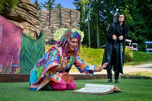 v.l.n.r.: Annalena Oswald (Die kleine Hexe) und Leopold Peter (Der Rabe Abraxas).
Foto: Dirk Rückschloß/Pixore Photography