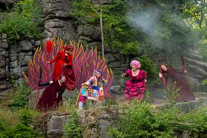 v.l.n.r.: Marvin George (Kräuterhexe), Anna Bittner (Oberhexe), Annalena Oswald (Die kleine Hexe), Bettina Grothkopf (Die Muhme Rumpumpel) und Maria Rüssel (Knusperhexe).
Foto: Dirk Rückschloß/Pixore Photography