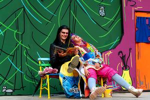 v.l.n.r.: Leopold Peter (Der Rabe Abraxas) und Annalena Oswald (Die kleine Hexe).
Foto: Dirk Rückschloß/Pixore Photography