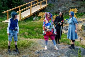 v.l.n.r.: Maria Rüssel (Thomas), Annalena Oswald (Die kleine Hexe), Leopold Peter (Der Rabe Abraxas) und Anna Bittner (Vroni).
Foto: Dirk Rückschloß/Pixore Photography