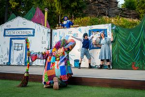 v.l.n.r.: Annalena Oswald (Die kleine Hexe), Marvin George (Schützenhauptmann), Maria Rüssel (Thomas) und Anna Bittner (Vroni).
Foto: Dirk Rückschloß/Pixore Photography