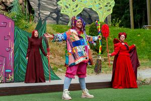 v.l.n.r.: Maria Rüssel (Knusperhexe), Annalena Oswald (Die kleine Hexe) und Anna Bittner (Oberhexe).
Foto: Dirk Rückschloß/Pixore Photography
