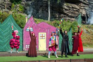 v.l.n.r.: Bettina Grothkopf (Die Muhme Rumpumpel), Maria Rüssel (Knusperhexe), Annalena Oswald (Die kleine Hexe), Leopold Peter (Der Rabe Abraxas), Marvin George (Kräuterhexe) und Anna Bittner (Oberhexe).
Foto: Dirk Rückschloß/Pixore Photography