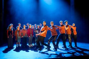 Im Hintergrund der Bürgerschaftschor. Im Vordergrund v.l.n.r. Marvin Thiede (Georg Talbot, Graf von Shrewsbury), Malte Sylvester (Robert Dudley, Graf von Leicester), Marius Marx (Wilhelm Cecil, Baron von Burleigh, Großschatzmeister), Leopold Peter (Mortimer) und Annalena Oswald (Wolfram / Wilhelm Davison, Staatssekretär). </br>
Foto: Dirk Rückschloß/Pixore Photography