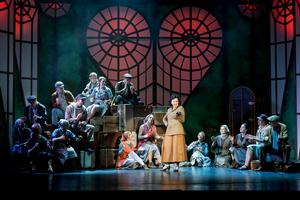 im Hintergrund: Tänzerinnen und Opernchor des Eduard-von-Winterstein-Theaters.<br />im Vordergrund: Zsófia Szabó (Cecily).<br />Foto: Dirk Rückschloß/Pixore Photography