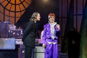 v.l.n.r.: Richard Glöckner (Algernon) und Gundula Natschinski (Lady Bracknell).<br />Foto: Dirk Rückschloß/Pixore Photography