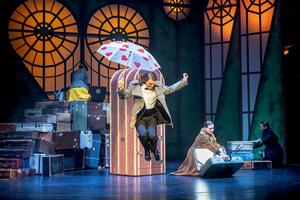 im Hintergrund: Tänzerinnen des Eduard-von-Winterstein-Theaters.<br />im Vordergrund: Richard Glöckner (Algernon).<br />Foto: Dirk Rückschloß/Pixore Photography