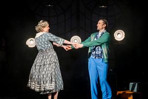 v.l.n.r.: Magdalena Hallste (Gwendolen) und Vincent Wilke (Jack).<br />Foto: Dirk Rückschloß/Pixore Photography