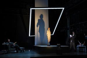 v.l.n.r.: Angus Simmons (Lord Henry Wotton), Richard Glöckner (Dorian Gray) und László Varga (Basil Hallward). Foto: Dirk Rückschloß/Pixore Photography