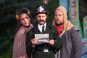 v.l.n.r.: Zsófia Szabó (Wilhelmine), Angus Simmons (Kommissar Karl) und Lukáš Šimonov (Hundejunge Schulze).</br></br>

Foto: Photoron - Ronny Küttner